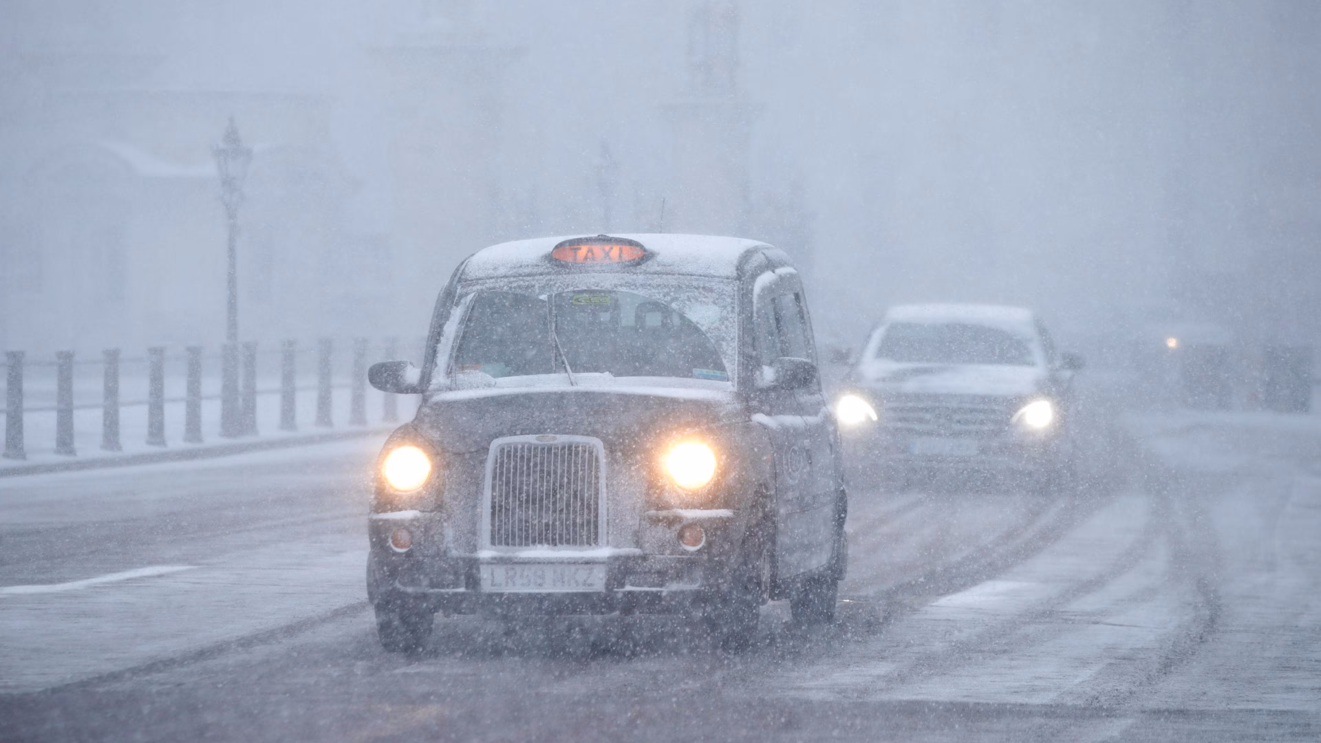 How do snow taxis work in Victoria?