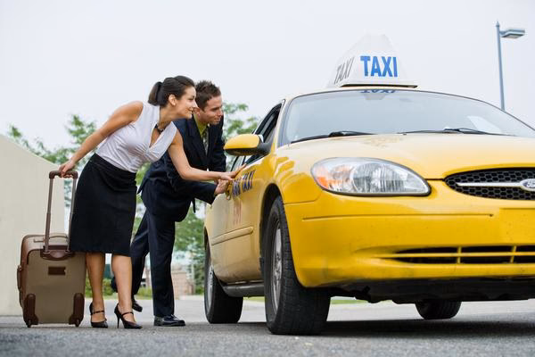 ¿Se puede aparcar en las paradas de taxis?