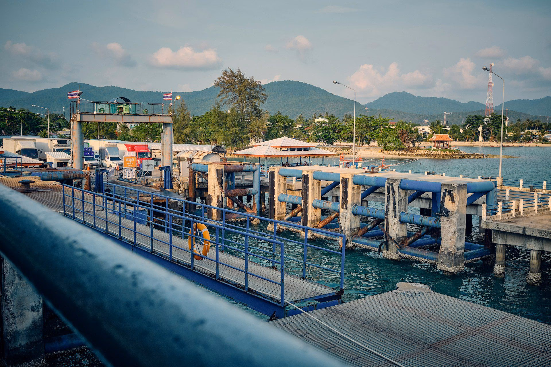What companies run services between Surat Thani Airport (URT) and donsak piers?