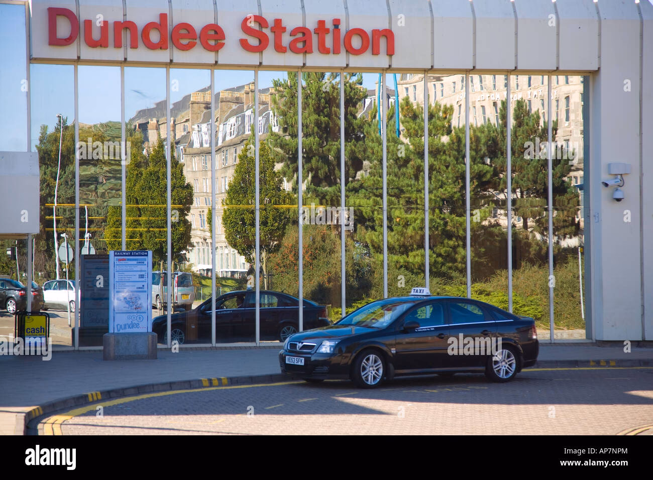 How does a taxi fare calculator work in Dundee?