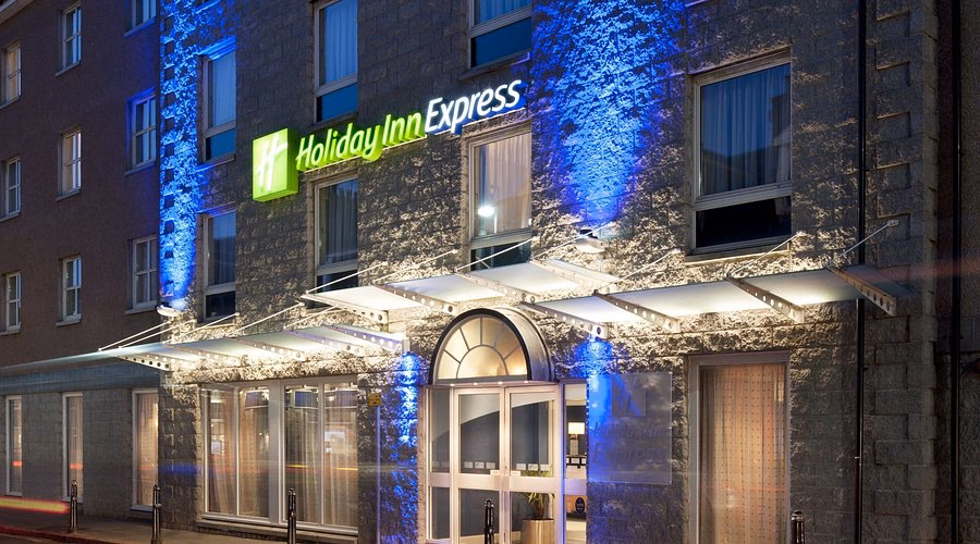 How do I get from Aberdeen Airport to Aberdeen City Centre?