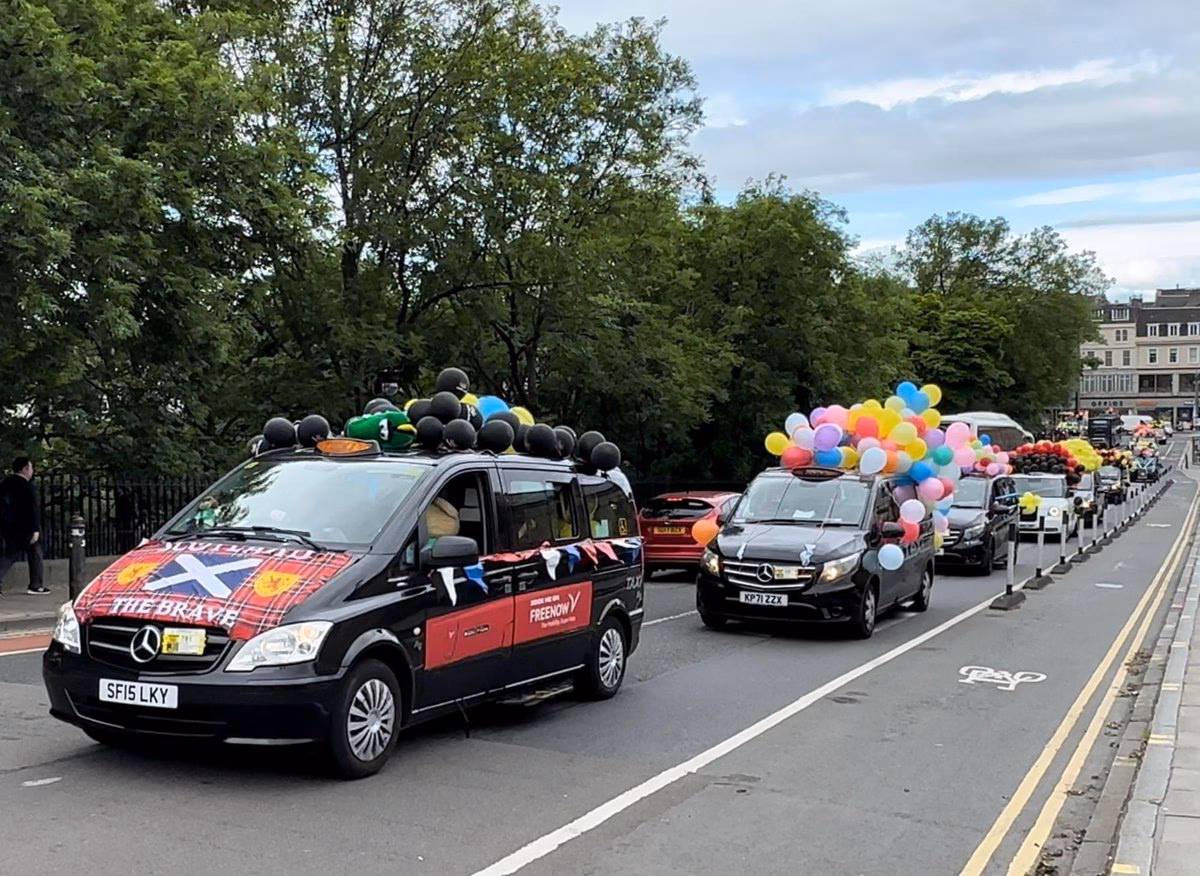 What companies run services between Edinburgh Zoo & Haymarket station?
