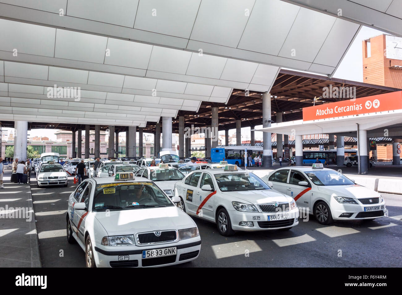 ¿Dónde se puede tomar un taxi en la estación de Atocha?