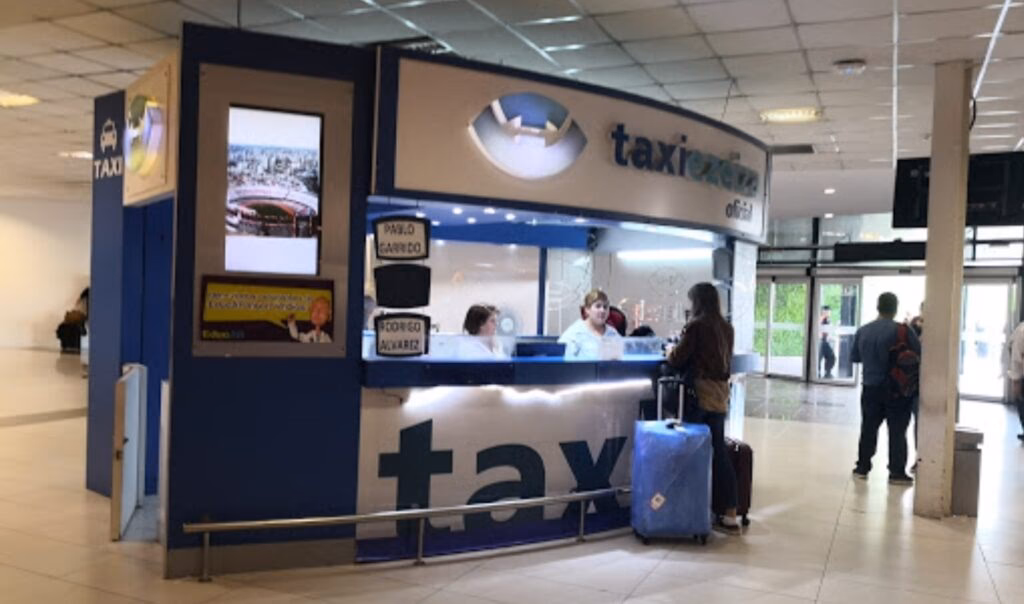 ¿Qué dicen los usuarios sobre los taxis municipales de Ezeiza y Buenos Aires?