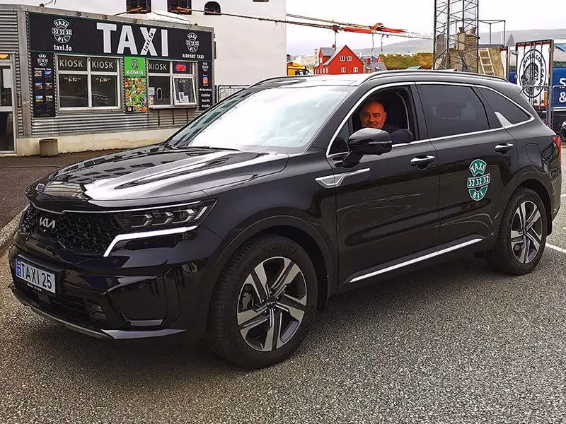 Are taxis available at Faro Airport?