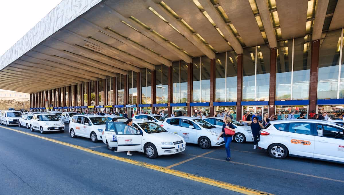 How to choose a taxi at Fiumicino Airport?