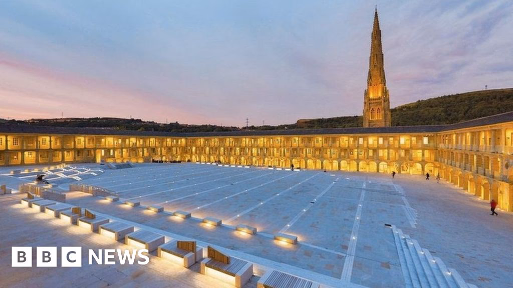 How far is the Piece Hall from Halifax railway station?