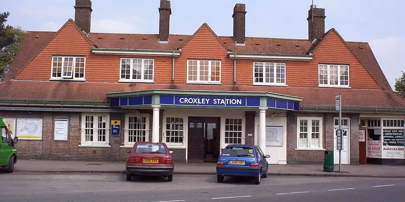 How do I contact fleet cars & minicabs?