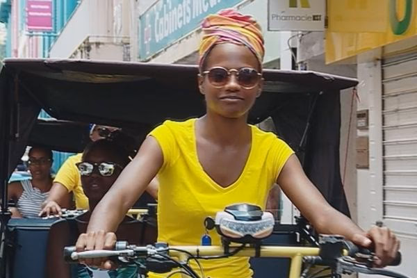 How are Martinique taxi fares calculated?