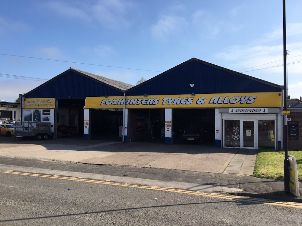 Who are Les Rayner Foxhunters Motor Company Ltd?