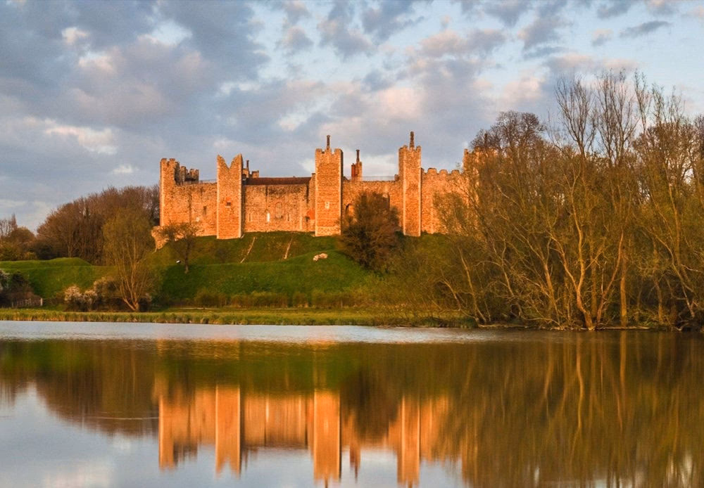 What companies run services between Framlingham and Woodbridge?