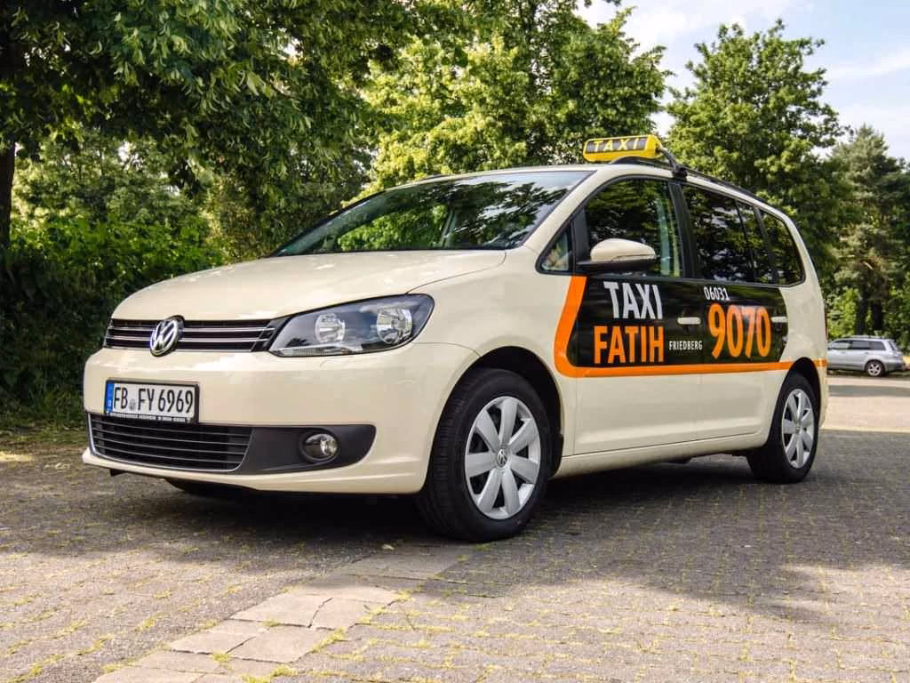 Wie viele Personen fährt das Taxi?