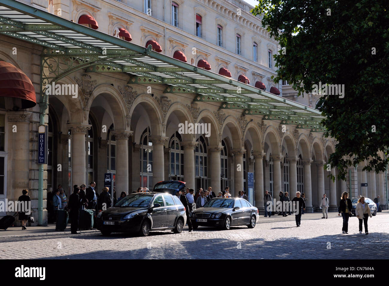 How do I book a taxi at night at Gare de l'Est?