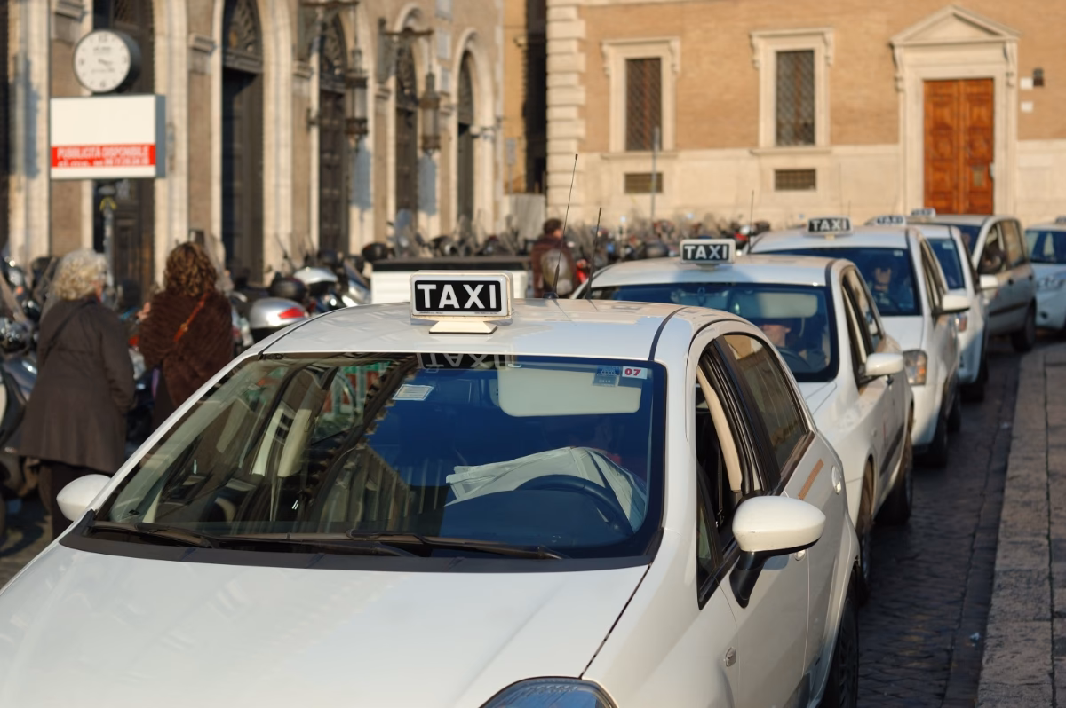 Can a taxi Tout in Genoa Airport?