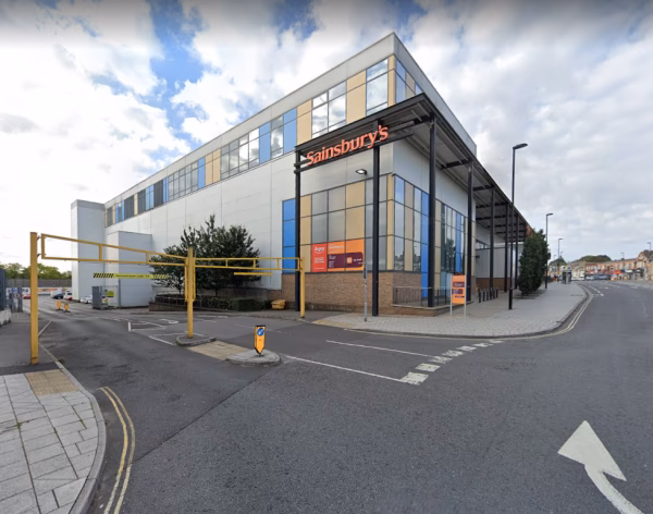 What time does 224 Portswood Road Southampton close?