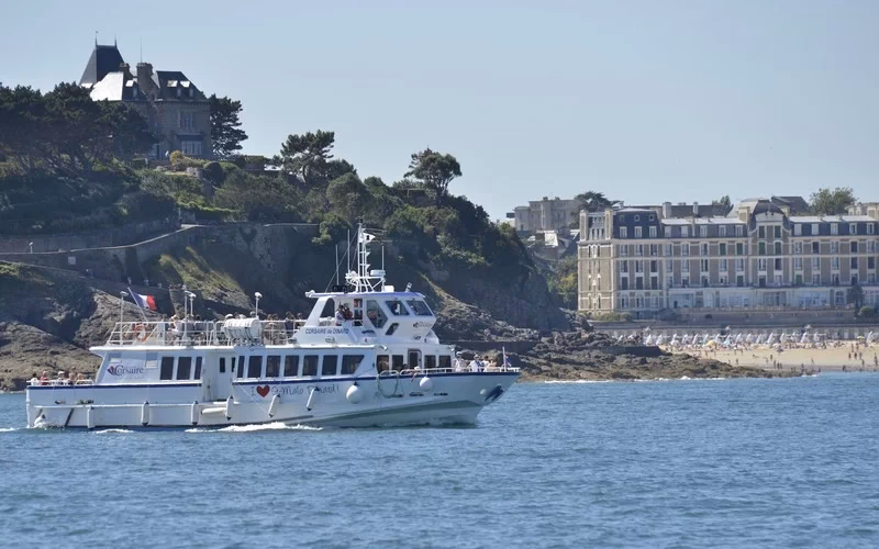 Which airport is closest to Dinard?