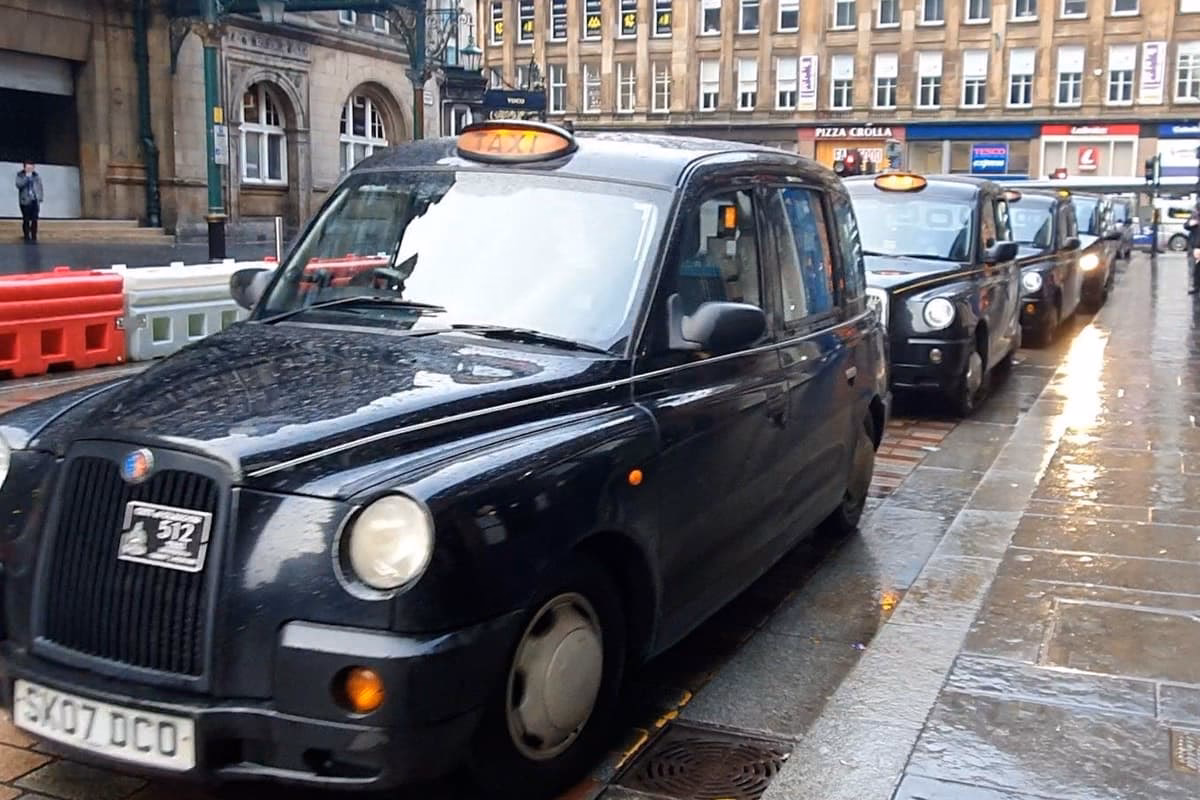 Who sets Glasgow Taxi fares?