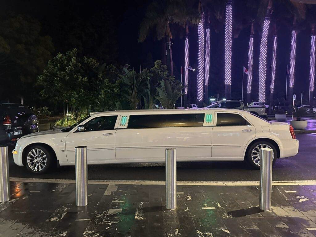How many days a week do Gold Coast limos run?