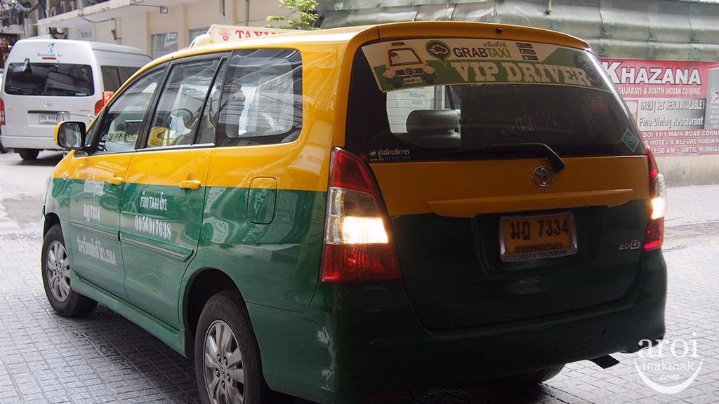 How many passengers can a GrabCar seat?