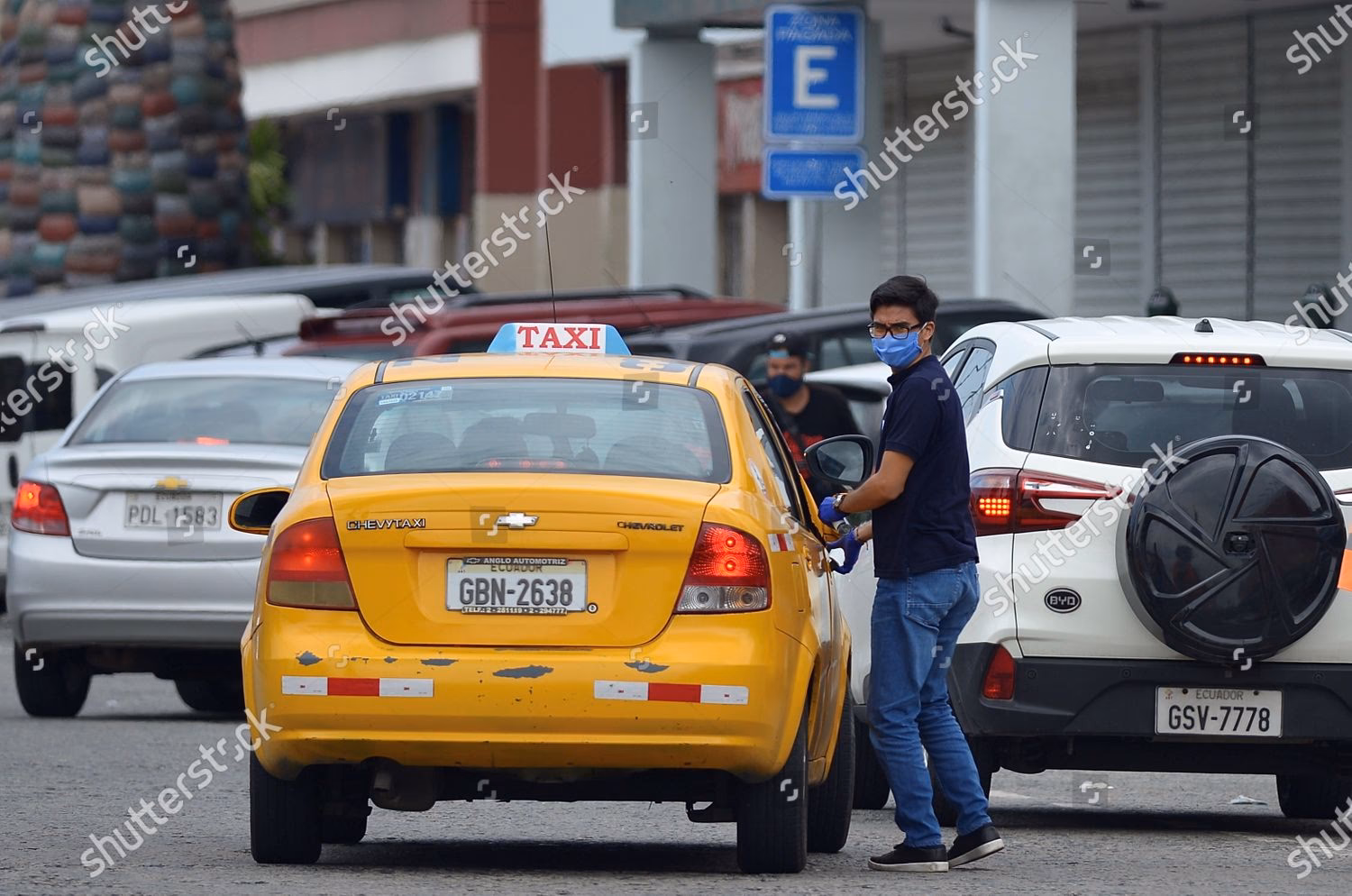 How do I stop a taxi in Guayaquil?