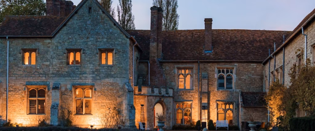 How to get from Haddenham & Thame Parkway station to Thame?