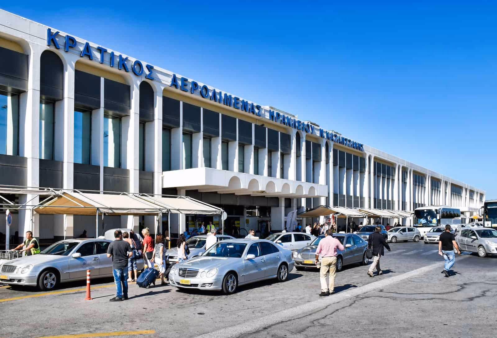 How far is Heraklion airport from the city of heraaklion?