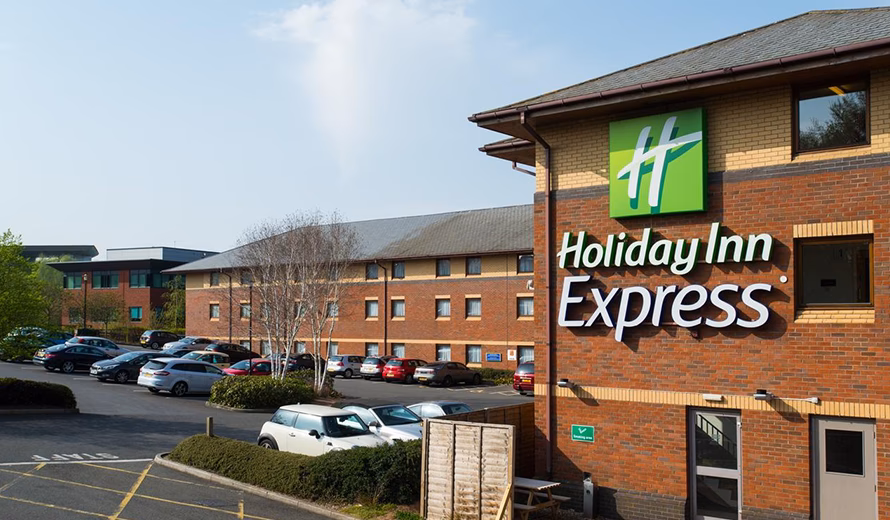 How far is Holiday Inn London - Luton Airport?