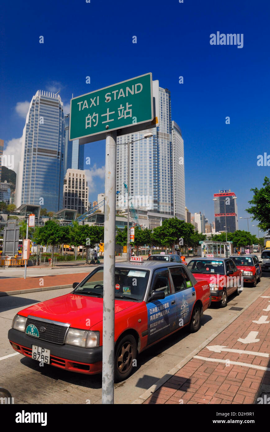 Does airport Express Hong Kong Station have a taxi stand?