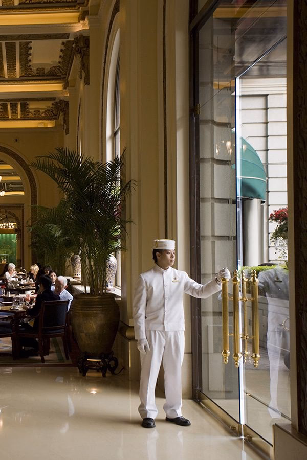 How much should you tip when eating out in Hong Kong?