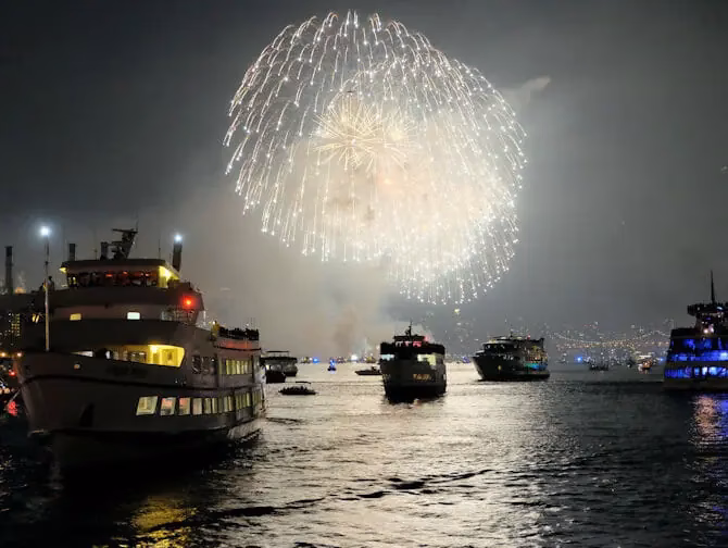 Does New York water taxi have a cruise?