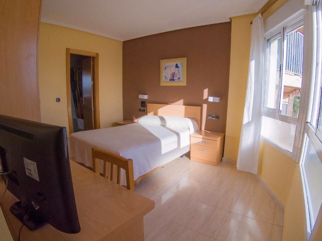 How far is Alicante Airport from the areca hotel?