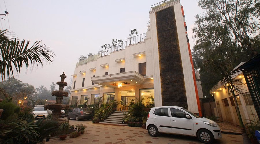 How far is Taj Palace from TJ Mahal?