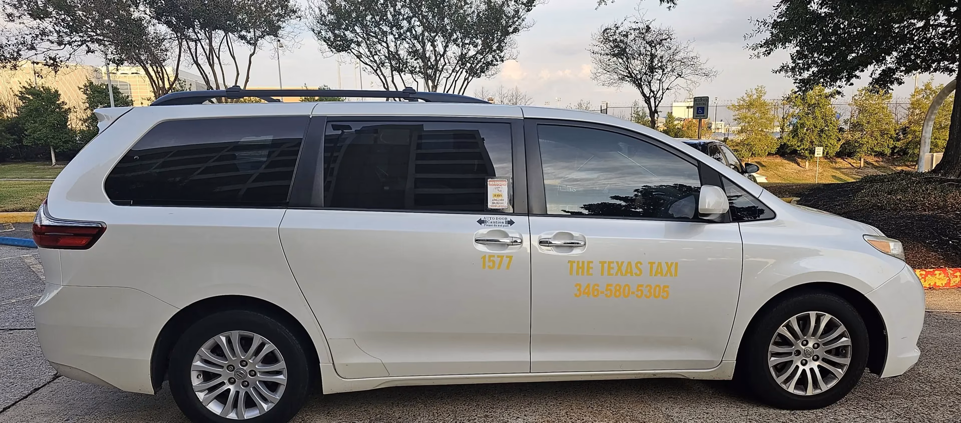 How do Houston Airport taxi services work?