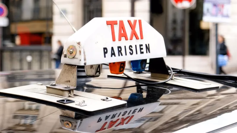 Is the taxi reservation fee fixed in Greater Paris?