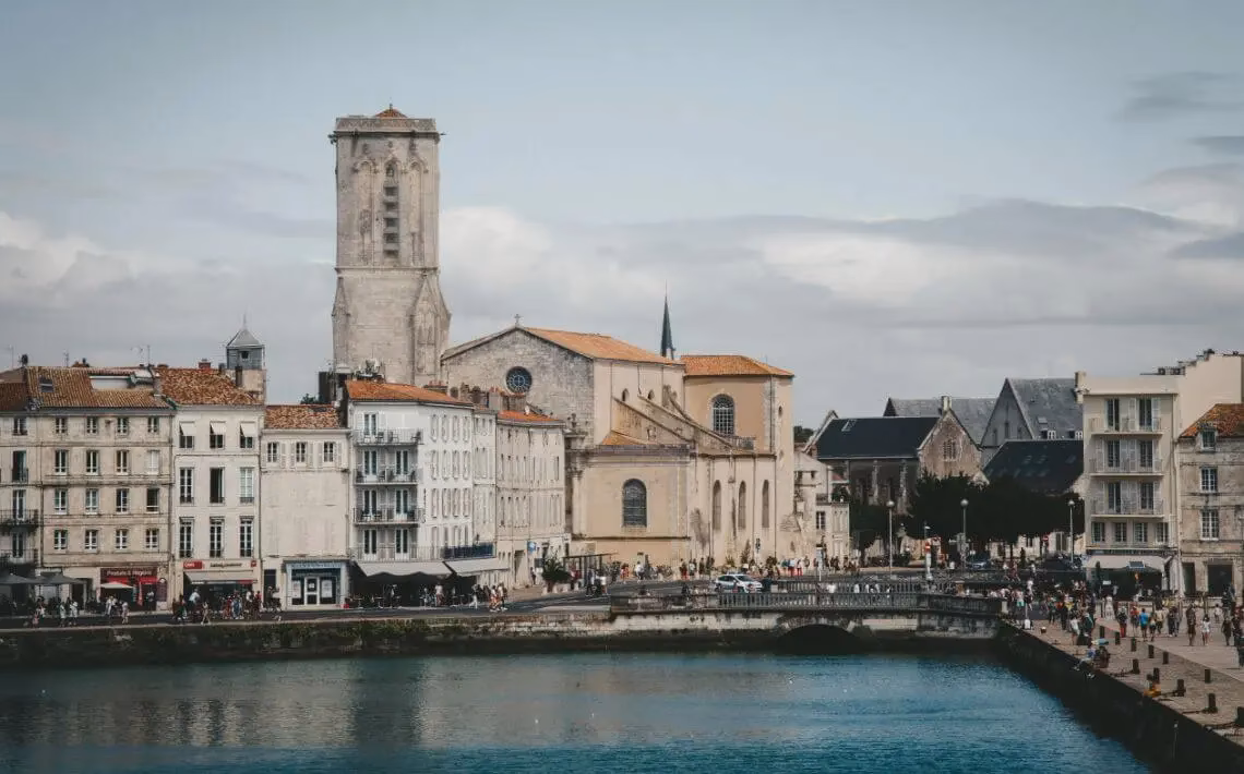 How much does it cost to get from La Rochelle airport?