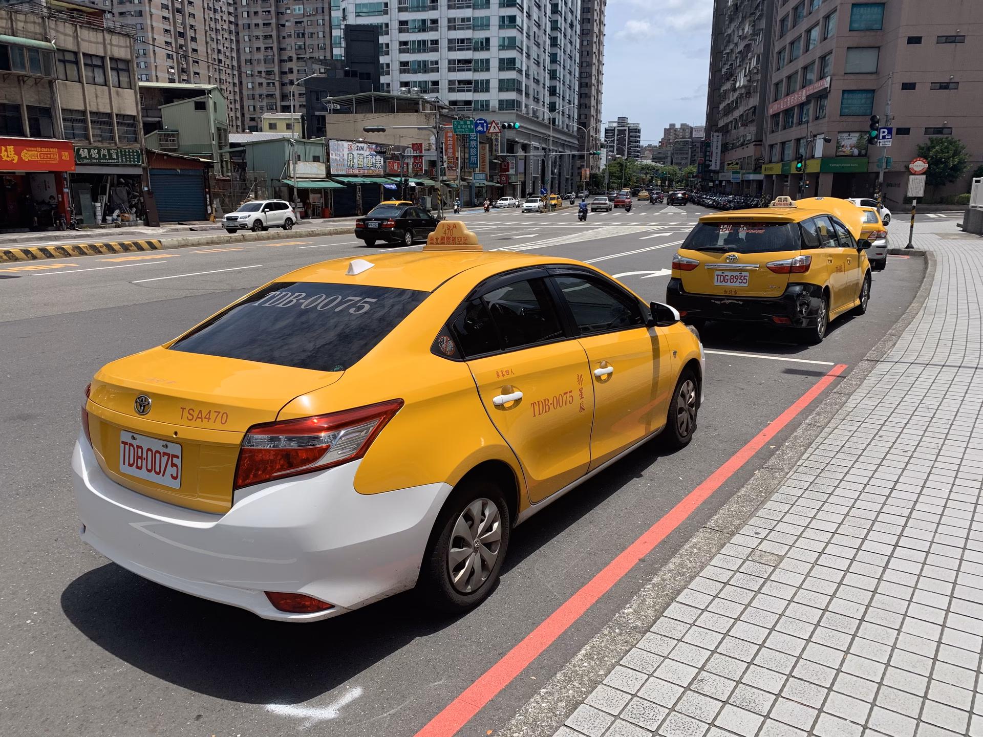 How much does a taxi cost in Tainan?