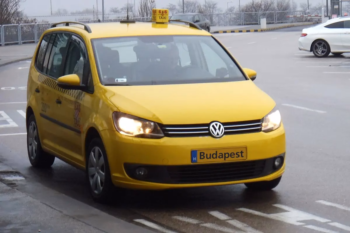 How to get from Budapest Airport to city centre?