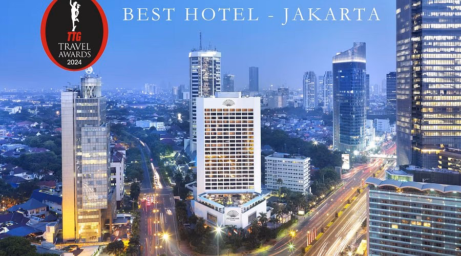 How far is Mandarin Oriental from Kuala Lumpur Airport?