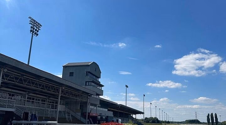 Where is the nearest train station to Southwell Racecourse?