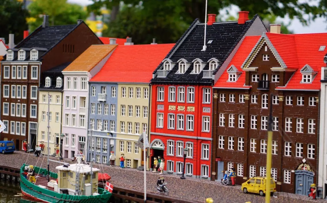 How to get from Billund Airport to Legoland / Lalandia?