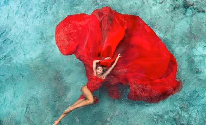 When do buses start running from Fira to Kamari?