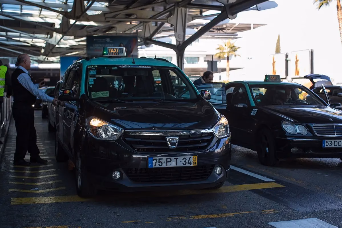 How much is a taxi from Lisbon Airport to Sintra?