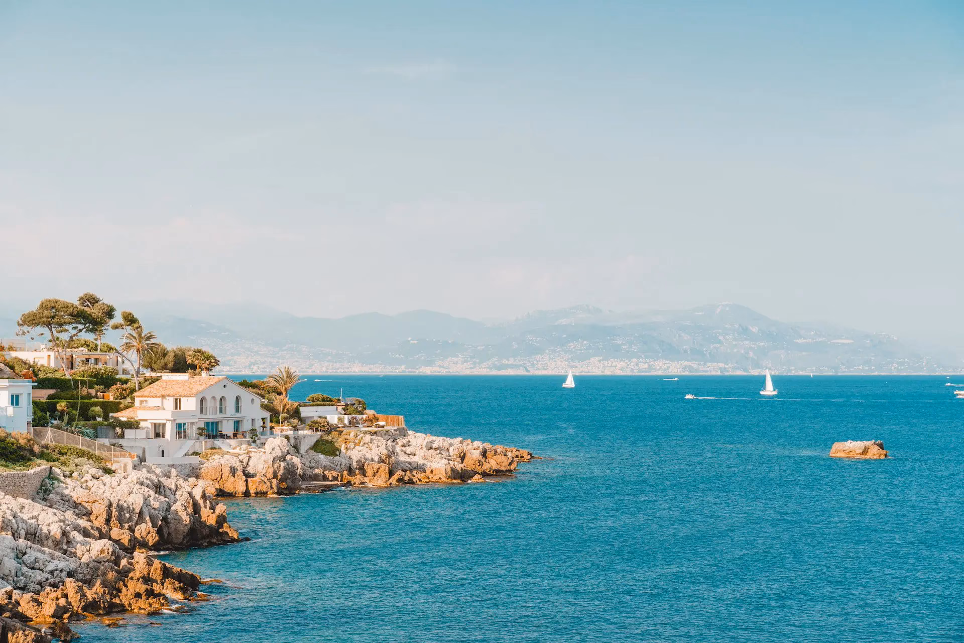 How to get from Nice to Antibes?