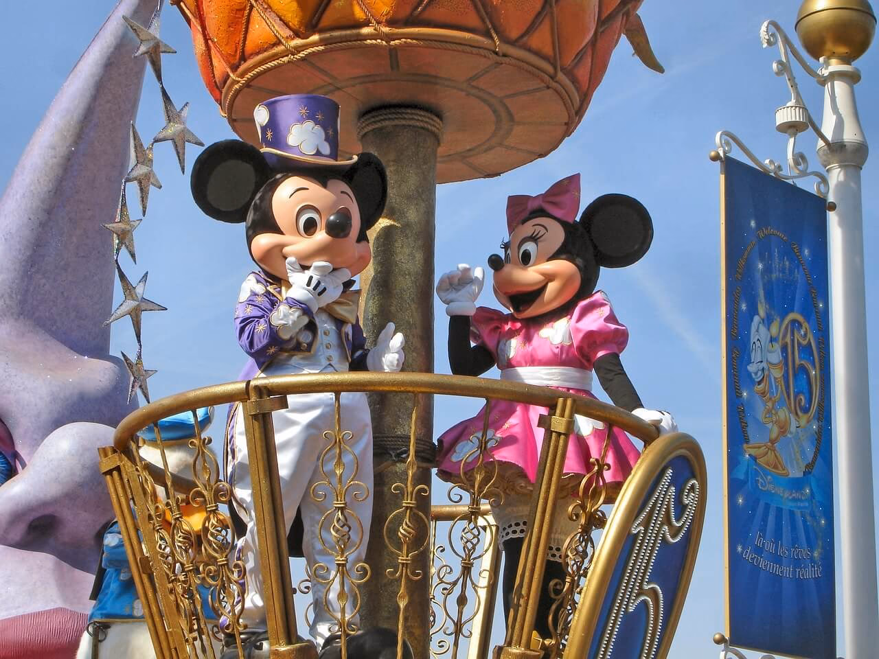 How do I book a taxi in Paris?