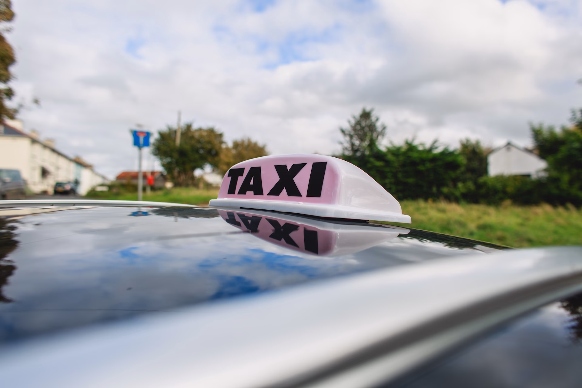 How much is a bus from Totnes to Dartington Hall?