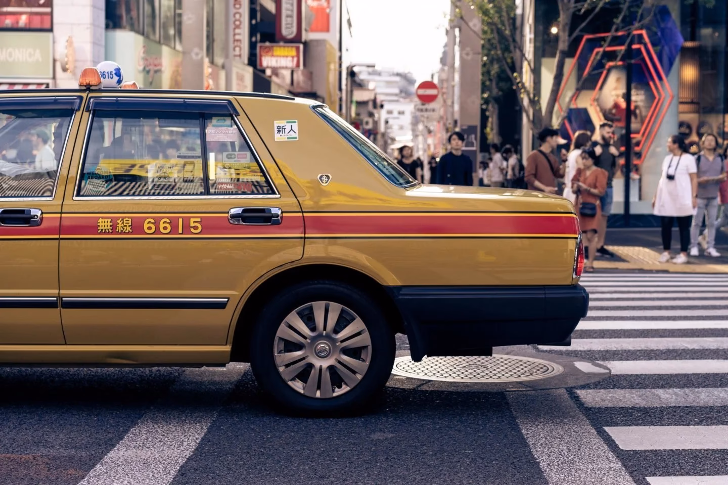 How do taxi fares work in Japan?