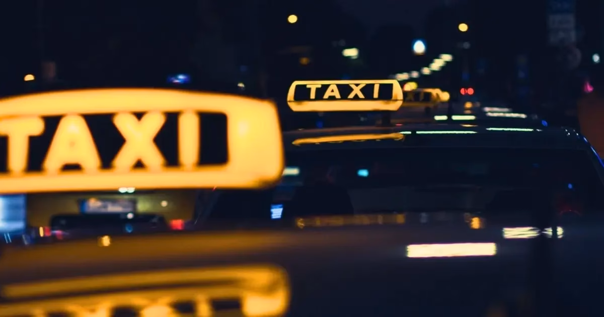 Are taxis available at Reykjavik Airport?