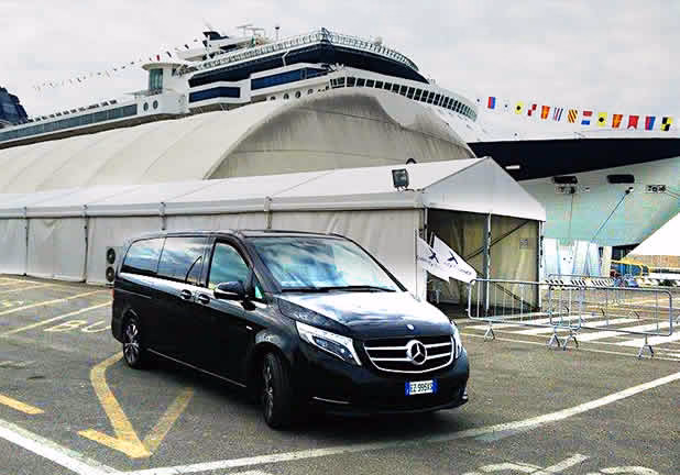 How does a private taxi service work in Civitavecchia?
