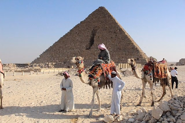 How far is Cairo from Pyramids of Giza?