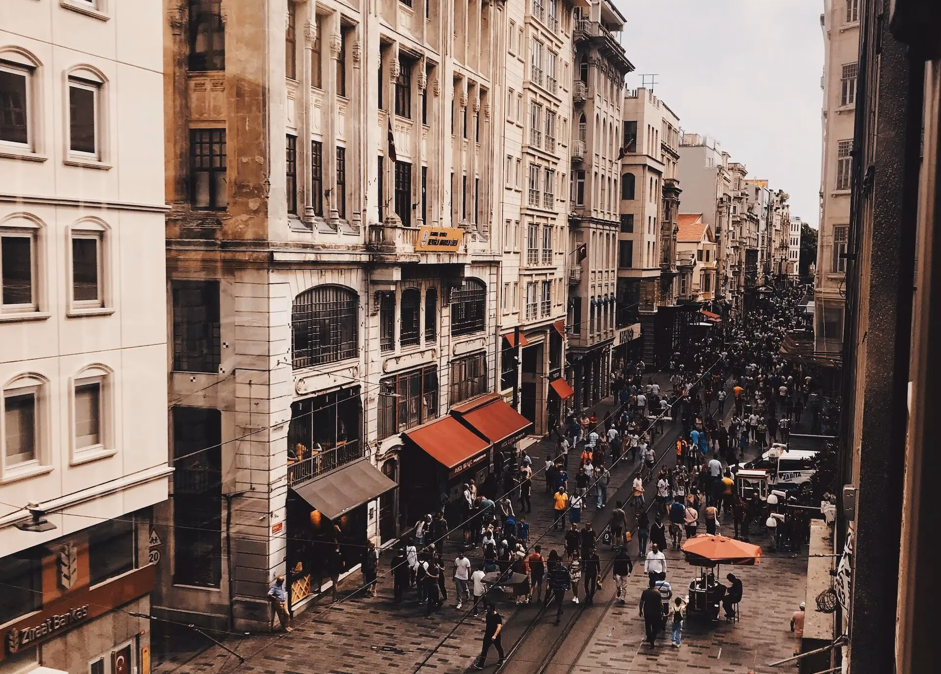 How much is a taxi from saw to ist?